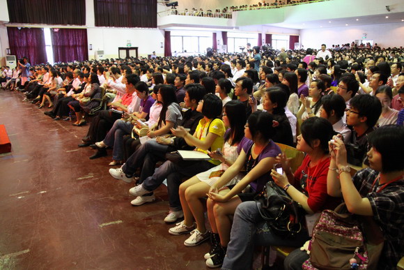 10.05.27 于丹与我校师生共悟成长2.jpg