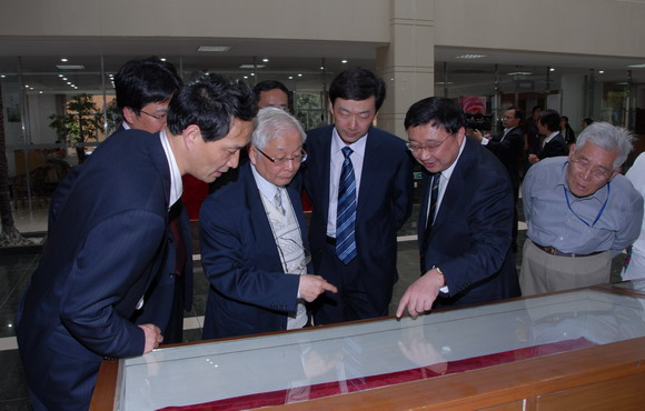 10.05.17 方汉奇教授珍贵书刊捐赠仪式3.jpg