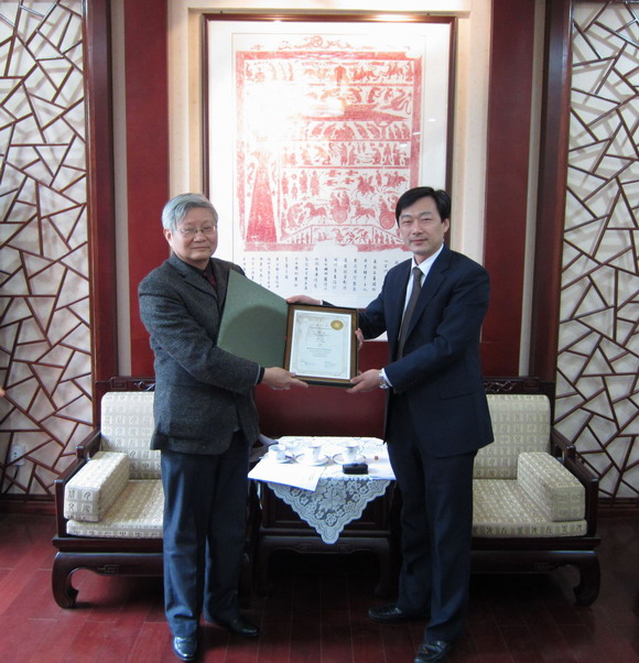 11.04.02 赵大生受聘我校兼职教授.jpg