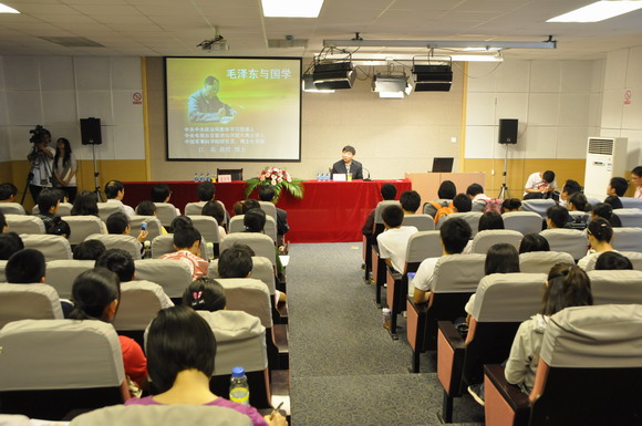 10.05.20 江英教授应邀回母校讲述“毛泽东与国学”.jpg